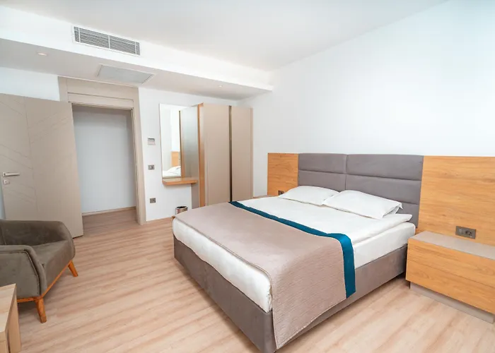 Aparthotel New Safir 4*