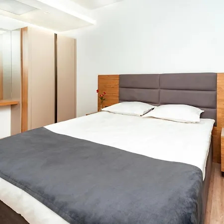 Aparthotel New Safir